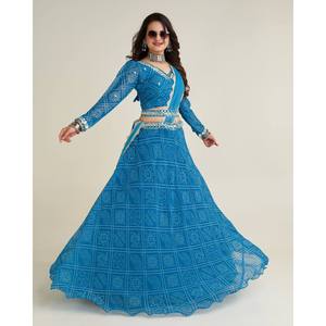 Ensemble de Lehenga Choli pour femmes avec des travaux de broderie en fil, en papier miroir et en paillettes - Product Image 6
