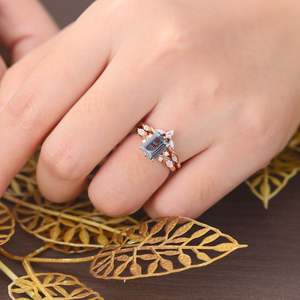 Anillo de Compromiso con Alejandrita de Corte Esmeralda, Anillo de Boda Vintage de Oro Rosa con Moissanita - Product Image 4