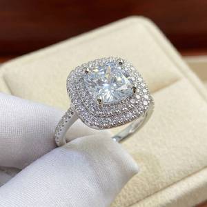 Anillo de compromiso de plata S925 con diamante de moissanita, doble halo y diseño de tallo dividido para mujer. - Product Image 1