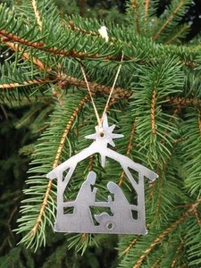 Adorno navideño de metal hecho a mano con silueta de la Sagrada Familia: María, José y el niño Jesús. - Product Image 1