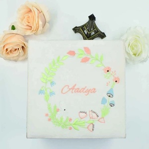Caja de Regalo de Lujo para Bebé con Tapa Bordada e Inserto Personalizado, Caja de Recuerdos con Bisagras de Aspecto de Gamuza para Recién Nacidos y Baby Shower - Product Image 4