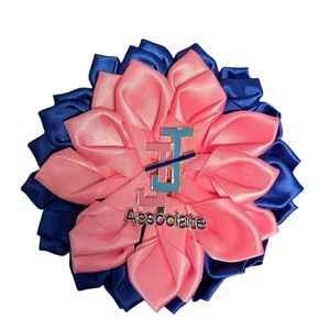 Broche satinée Jack and Jill, motif floral rose et bleu avec logo – Élégante et stylée pour les membres Jack and Jill - Product Image 1