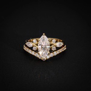 Ensemble de Bague de Fiançailles de Luxe Exclusive avec Diamant de Laboratoire Marquise de 1,20 CT Certifié IGI, Bande en Or Rose Motif Feuille, Bague de Promesse Nuptiale - Product Image 1