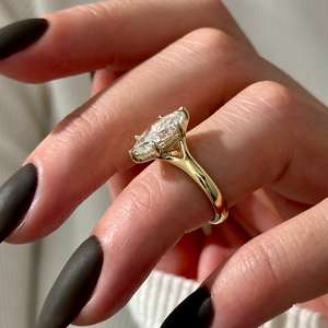Anillo Solitario con Diamante Cultivado en Laboratorio de 2 Quilates, Corte Marquesa, E VVS2, 2.7MM, Oro Amarillo de 14k, Certificado IGI - Product Image 1
