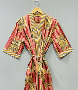 Veste Kimono Unisexe de Luxe Faite à la Main, Imprimée Florale, pour l'Été et l'Hiver, en Coton Indien Kantha Respirant, avec Logo Frontal pour Femme - Product Image 3