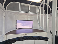 Remorque pour 2 chevaux 2HSL-L400 personnalisée avec porte-rampe, chargement direct, armoire de rangement, boîte à équipement, porte-tapis