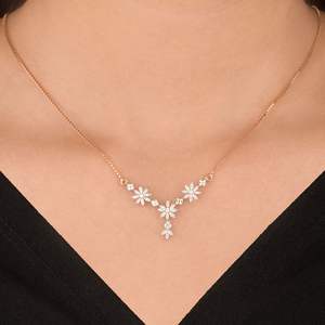 สร้อยคอเพชรลายดอกไม้สุดหรูหราเคลือบทองคำสีกุหลาบ ดีไซน์ใบไม้แบบมินิมอล สร้อยคอเพชรเลี้ยงในห้องปฏิบัติการ เครื่องประดับชั้นดี - Product Image 1