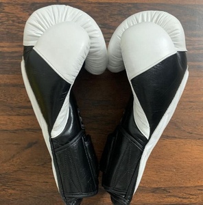 ถุงมือชกมวยไทยหนัง PU คุณภาพพรีเมียม น้ำหนักเบา พร้อมโลโก้สั่งทำได้ สำหรับทุกเพศ - Product Image 3
