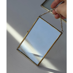 Cadre photo miniature rectangulaire en verre transparent avec bordure en laiton vintage au design moderne et unique, finition dorée, chaîne suspendue, décoration pressée - Product Image 1