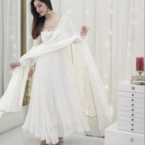 Belle robe de créateur Anarkali avec tissu fausse Georgette et crêpe Dupatta Hand Work Pent Detail pour les occasions de fête - Product Image 1