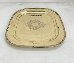 Plats et assiettes de service ronds en métal poli plaqué or, écologiques et modernes, faits à la main - Product Image 2