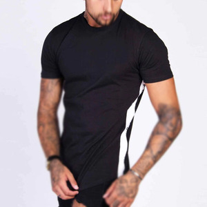 T-shirt à manches raglan noires pour homme avec bordure rouge et blanche, coupe ajustée, col rond, vêtement décontracté - Product Image 3