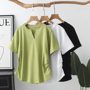 เสื้อยืดแขนสั้นคอวีสำหรับผู้หญิงทรงหลวมสีทึบเสื้อลำลองถักสีเขียวสีขาวสีดำ - Product Image 1