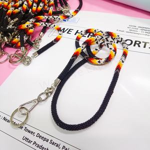 สร้อยคอประดับลูกปัดหลากสีสัน ทำด้วยมือ พร้อมบัตรประจำตัว แสดงออกถึงดีไซน์ที่มีชีวิตชีวาของช่างฝีมือ และแบรนด์ที่เป็นมืออาชีพ ใส่แล้วดูดีอย่างมีสไตล์ - Product Image 2