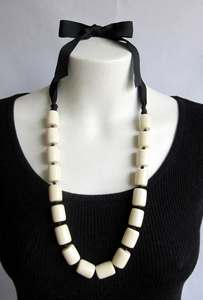 Collier personnalisé fait main en perles de résine plaqué or, design nœud papillon décontracté en cristal, unisexe, multicolore, avec ruban noir tendance - Product Image 6