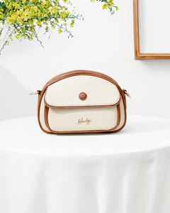 Elegante Bolso Kyna para Mujer, Estilo Bandolera, Cuero Sintético Premium con Textura Satinada y Logotipo Dorado - Product Image 2