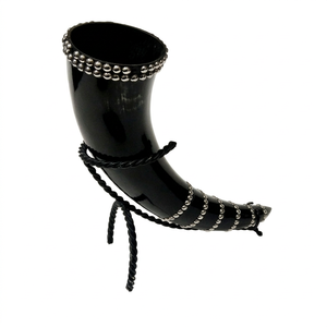 Corne à boire artisanale en gros, personnalisée OEM ODM, cloutée avec support en fer, style médiéval Viking, DECORYUG - Product Image 1