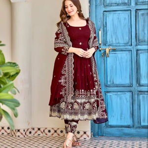 Robe de soirée en soie froissée avec broderies lourdes et sequins, et pantalon assorti avec dupatta - Product Image 1