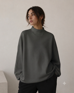 เสื้อสเวตเชิ้ตคอเต่าทรงโอเวอร์ไซส์สำหรับผู้หญิงจาก EASE WEAR FACTORY สีเทาล้วน ทรงไหล่ตก ถักทอด้วยผ้าฝ้ายผสม 100% น้ำหนัก 380 กรัม กันลม เหมาะสำหรับฤดูใบไม้ร่วง - Product Image 1
