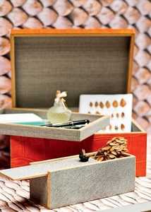 Jeu d'échecs en bois sculpté poli à la main de luxe avec finition laquée, design traditionnel, décoration écologique pour la maison - Product Image 2