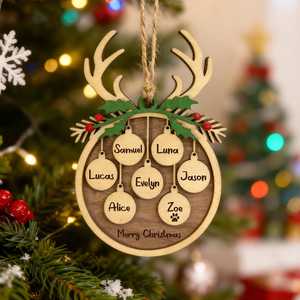 Adorno Navideño de Madera Personalizado con Diseño de Reno, Nombres de Familia Grabados, Decoración Rústica para las Fiestas, Forma Circular - Product Image 3