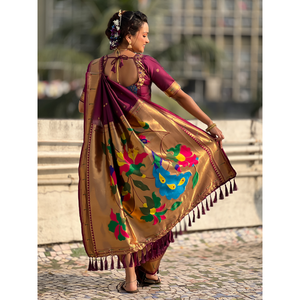Sari en soie douce Nauvari Paithani avec motifs de pois tissés en zari et pallu en paon, spécial mariage vin - Product Image 1
