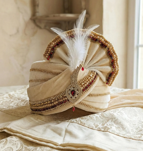 Pagdi de Boda de Terciopelo Crema Hecho a Mano con Adorno de Joyas y Cola, Turbante Tradicional Indio de Lujo para el Novio en Funciones de Boda - Product Image 3