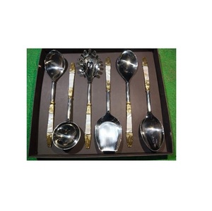 Collection de couverts élégants en acier inoxydable doré, ensemble de quatre pièces, ustensiles de table haut de gamme, poignées ornées, compatibles lave-vaisselle - Product Image 4