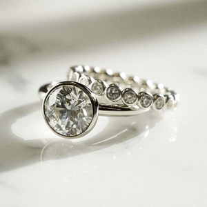 Impresionante anillo con diamante blanco de corte redondo y engaste de bisel, en plata de ley, ideal para regalos de cumpleaños y uso diario para mujeres. - Product Image 1