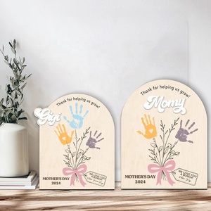 Signes de table en bois faits maison en forme de mains peintes d'un enfant, cadeaux décoratifs en bois faits à la main pour les proches. - Product Image 2