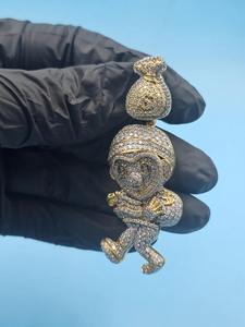 Colgante de moissanita con diseño de niño con bolsa de dinero, chapado en oro blanco de 14K, joyería única, colgante estilo hip hop. - Product Image 2