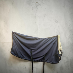 Manta de Forro Polar Suave para Caballo con Diseño Único en Forma de U para Uso en Doma Clásica - Collar Profesional Kirans Overseas - Product Image 3