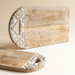 Exquisita Tabla de Cortar de Madera de Nogal con Intrincado Detalle de Asa Arqueada Tallada a Mano y Acabado con Detalles en Blanco Lavado - Product Image 2