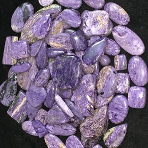 Cristal Curativo Natural, Charoita Violeta Tratada con Calor, Cabujón Suelto, Formas Mixtas, Juego de Colores, Joyería de Alta Calidad - Product Image 1