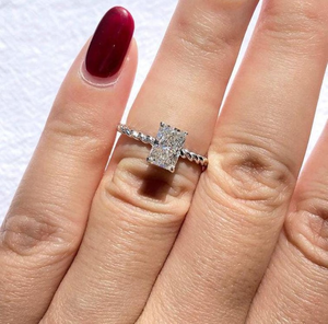 Anillo de compromiso solitario de diamante blanco corte radiante Regal, con taladro trenzado y engaste de plata. - Product Image 5