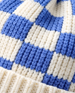 Gorro de Punto Personalizado a Cuadros Azules y Blancos, Gorro de Invierno Cálido con Pompón, Gorro de Punto Grueso Unisex, Gorro con Logo Personalizado, Proveedor OEM - Product Image 6