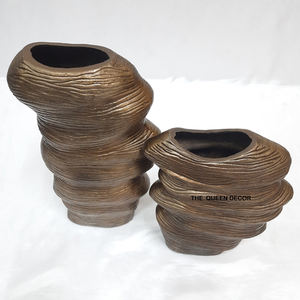 Juego de 2 jarrones decorativos de aluminio metálico con forma única, acabado marrón antiguo, hechos a mano. - Product Image 5