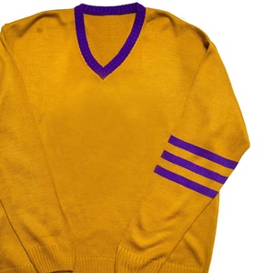 Pull tricoté personnalisé pour homme, col en V, couleur or vieilli et parpal, avec bordure et rayures sur les manches, pour l'automne - Product Image 2