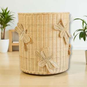 Cesta de juguetes redonda y elegante de mimbre con detalles de mariposas, ideal para la decoración de la habitación infantil y como organizador de juguetes. - Product Image 5