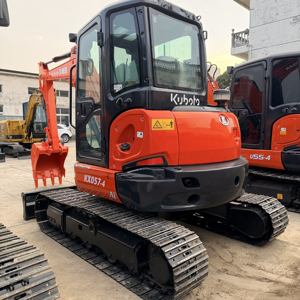 Miniexcavadora Kubota KX040-5 roja sobre orugas con cucharón y cuchilla - Product Image 6