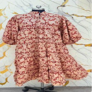 Vestido largo con estampado de jardín, cuello en V, diseño artístico hecho a mano, mangas con volantes, capas fruncidas, tela ligera, femenino, moderno, 100% algodón. - Product Image 1