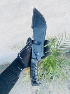 Couteau de camping Bowie de qualité industrielle, fabriqué sur mesure par Edge Master, lame à pointe clip, acier Damas, manche en cuir. - Product Image 5
