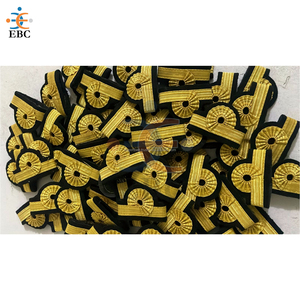 Épaulière de grade de capitaine de vol Nelson Loop, en dentelle française de luxe, écologique, avec 3 bandes, finitions dorées, argentées et blanches, et poignets plats - Product Image 4