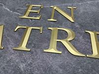 Lettres en relief en laiton massif personnalisées de l'usine Boyang, lettres 3D en laiton à fixation par broche pour la réception de bureau et l'image de marque des devantures de magasins