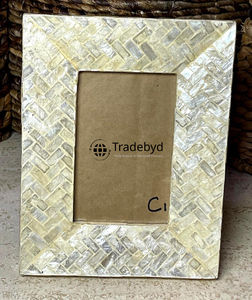 Marco de Fotos de Lujo con Incrustaciones de Madreperla, Diseño Creativo y Hecho a Mano por Tradebyd - Product Image 3