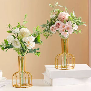 Vase à fleurs moderne en métal, design minimaliste décoratif, accent de table pour la maison, présentation florale artistique, élément de style intérieur - Product Image 1