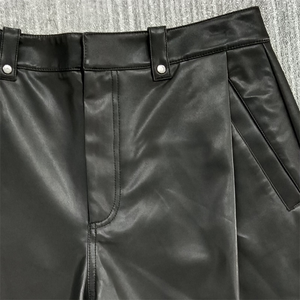 Shorts Bermuda pour homme à taille haute en PU enduit, couleur unie, style décontracté avec poches et fermeture boutonnée - Product Image 6