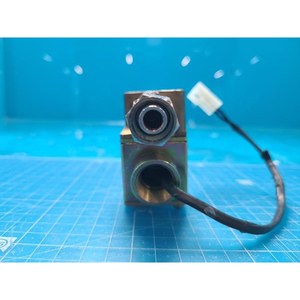 Valcor Scientific SV12C56HC4-5 Vanne Solénoïde Compacte Utilisée Comme Pièce Détachée d'Équipement Semi-conducteur Ancien - Product Image 1