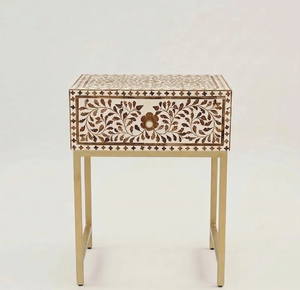 Mesa-taburete redonda con incrustaciones de hueso, con un patrón de azulejos radiales y un centro geométrico decorativo, disponible a precios de mayorista. - Product Image 4