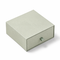 Boîte cadeau rigide en papier vert sauge personnalisée avec insert en velours, ruban de fermeture, emballage de luxe pour bijoux et montres